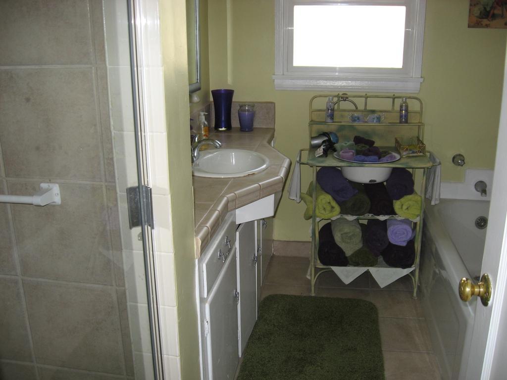 Goldfinger's Get Away Bed & Breakfast Los Angeles
