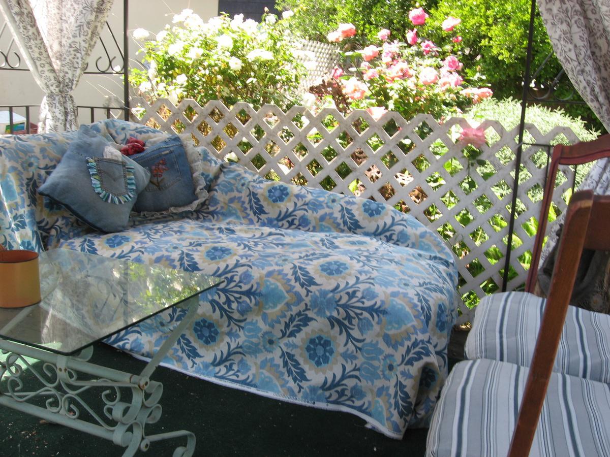 Goldfinger's Get Away Bed & Breakfast Los Angeles